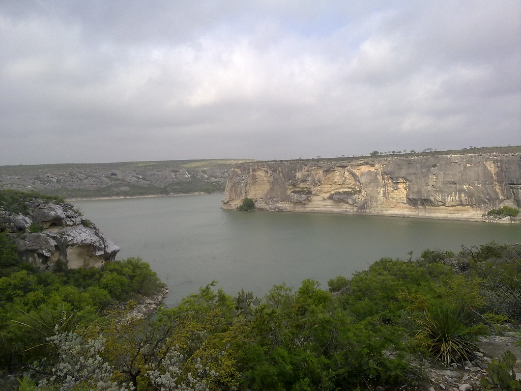 Pecos River og det dramatiske klippelandskab ved US Highway 90 vest for Del Rio i Texas