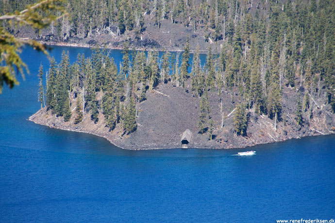 Bådtur på Crater Lake set fra kraterkanten