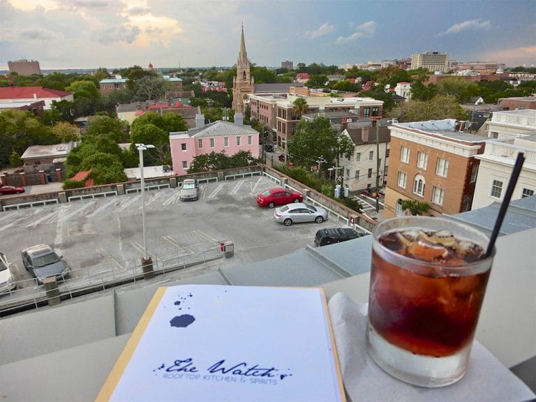 Rooftop snacks og craft cocktails i Charleston