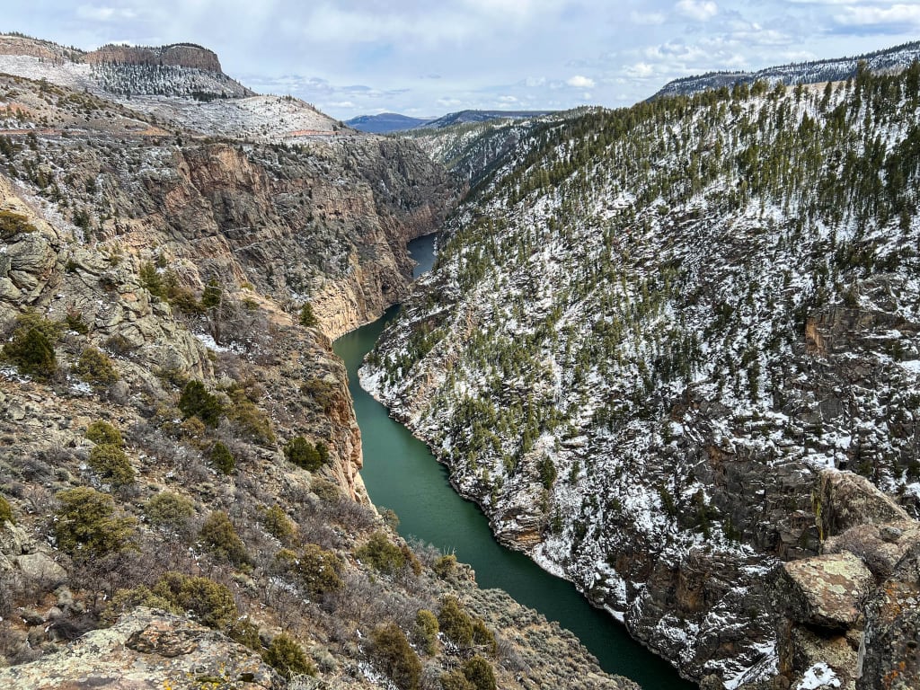 Dyb kløft med kig til floden i bunden af Black Canyon ved Gunnison National Park.