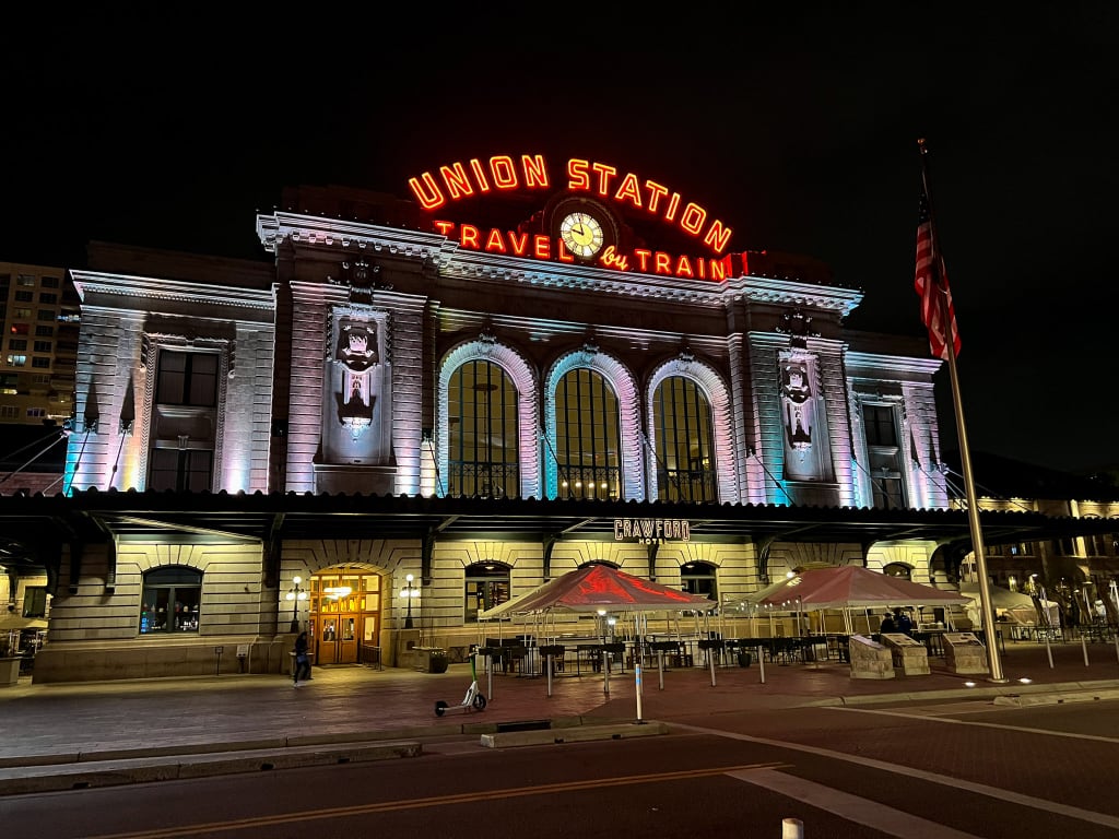 Union Station i Denver med aftenbelysning.