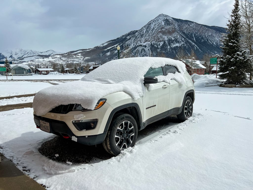 Jeep Compass med sne i Crested Butte i COlorado.