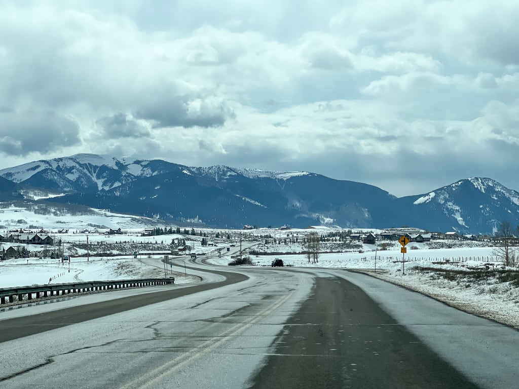 Snefri vej fra Crested Butte i Colorado.