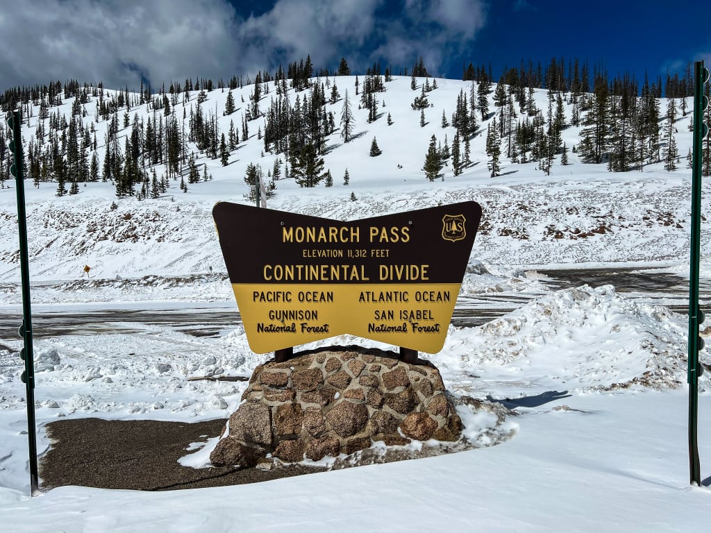 Continental Divide skiltet i Monarch Mountain bjergpasset i Colorado.