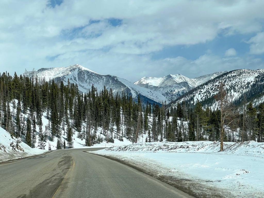 Snefri vej i bjergpasset Monarch i Colorado.