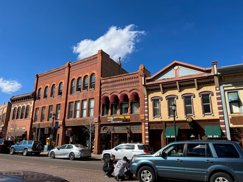 Varieret arkitektur i historiske downtown i Manitou Springs i Colorado.