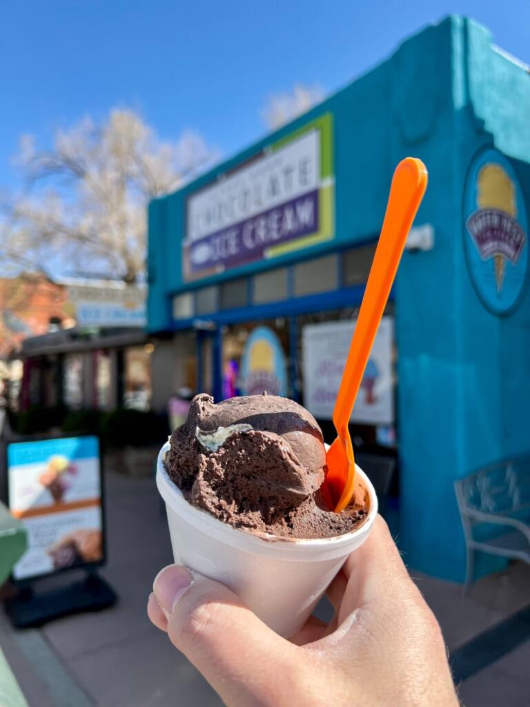 Chokoladeis i forårssolen i Manitou Springs i Colorado.