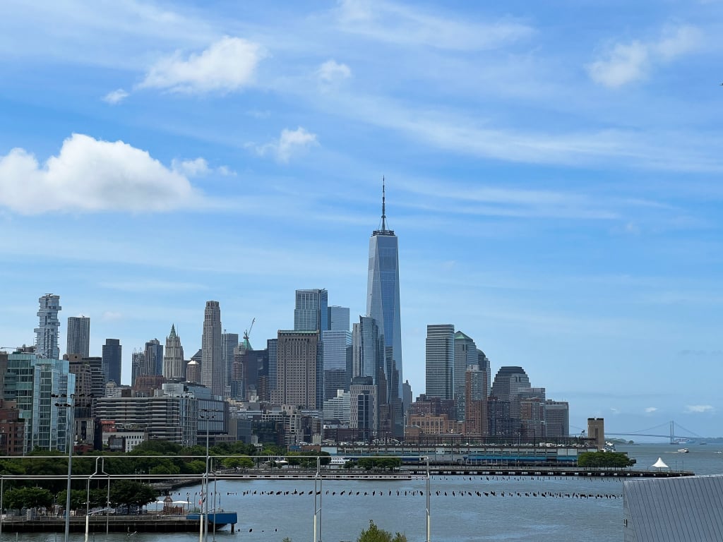 Udsigten til One World fra Little Island i New York.