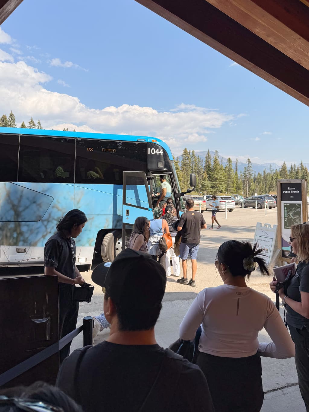 Roam Transit-bus ved Lake Louise før returen til Banff