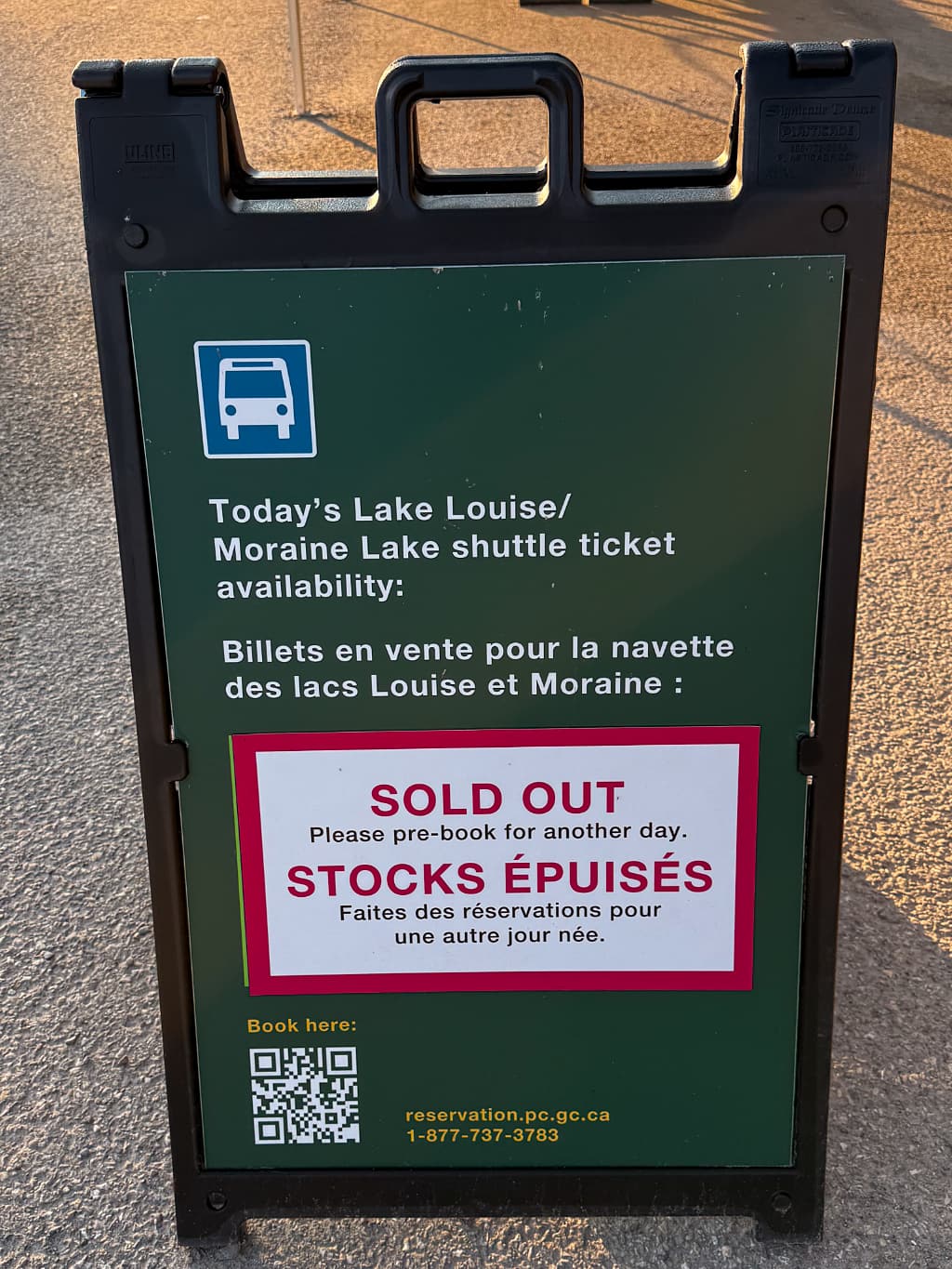 SOLD OUT-skilt ved shuttle til Moraine Lake fra Lake Louise i Banff National Park