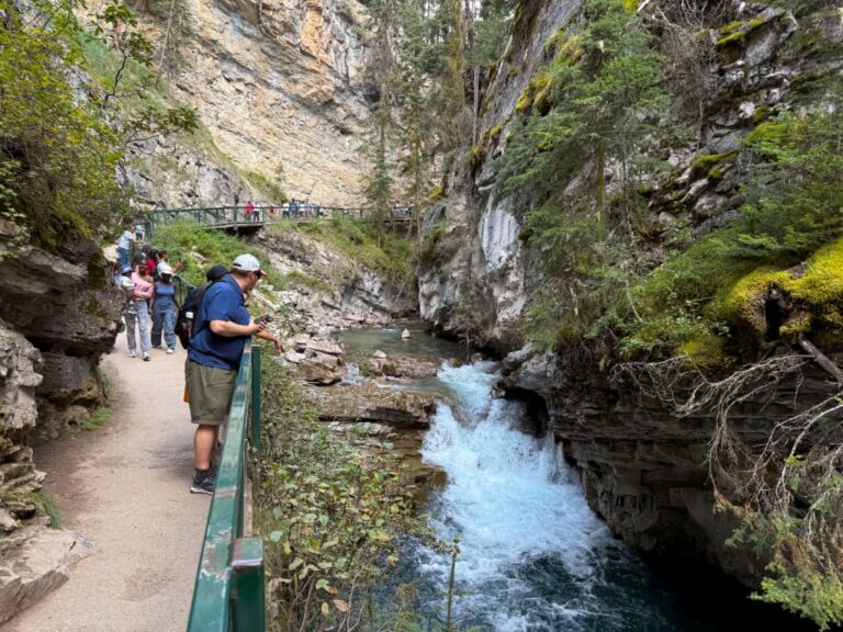 Johnston Canyon – vandretur til Lower og Upper Falls