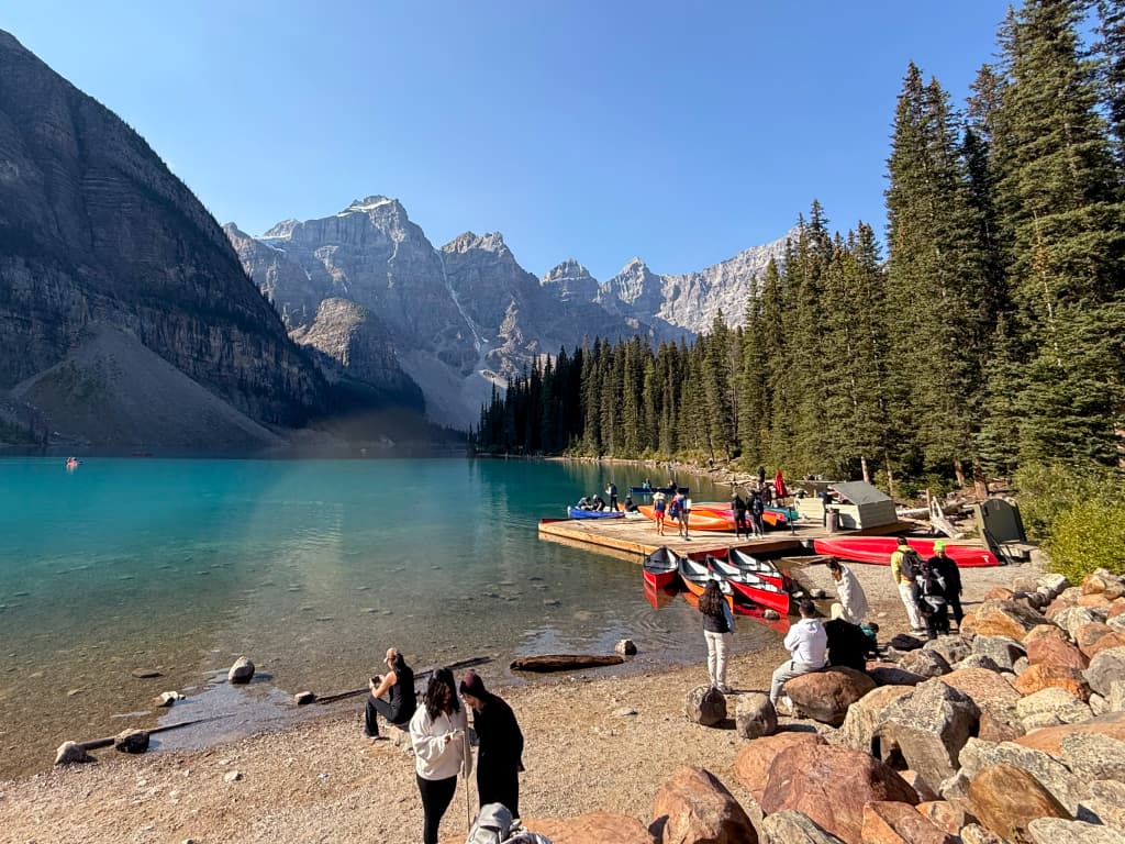 Kanoer til udlejning ved Moraine Lake Lodge på den blågrønne Moraine Lake