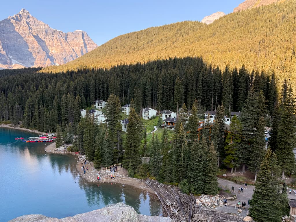 Moraine Lake Lodge ved bredden af Moraine Lake i Banff National Park