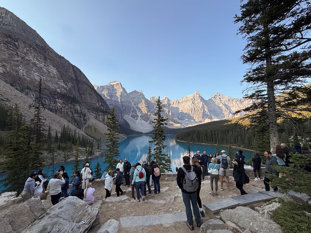 Besøgende ved udsigtspunktet på Rockpile over Moraine Lake i Banff National Park