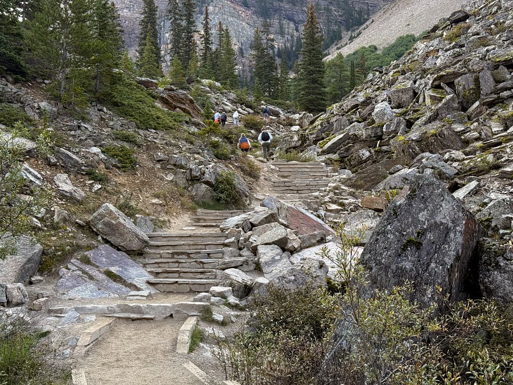 Trapper på Rockpile Trail op mod udsigtspunktet over Moraine Lake i Banff National Park