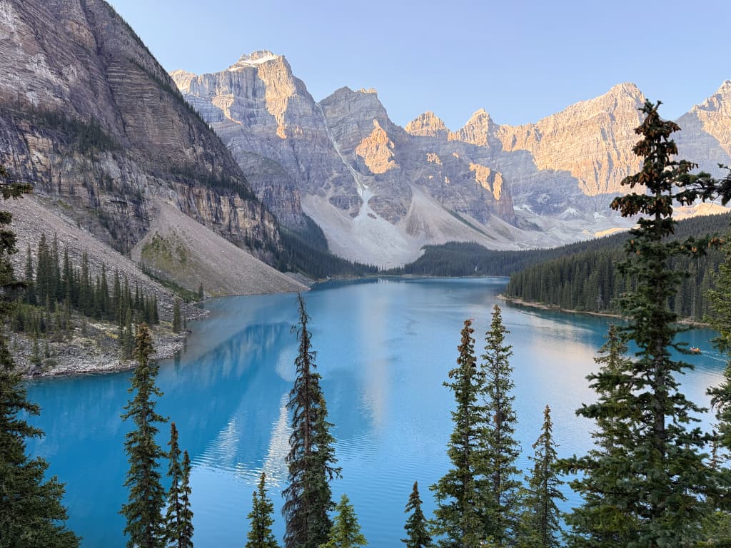 Blågrønne Moraine Lake set fra Rockpile med Valley of the Ten Peaks i baggrunden