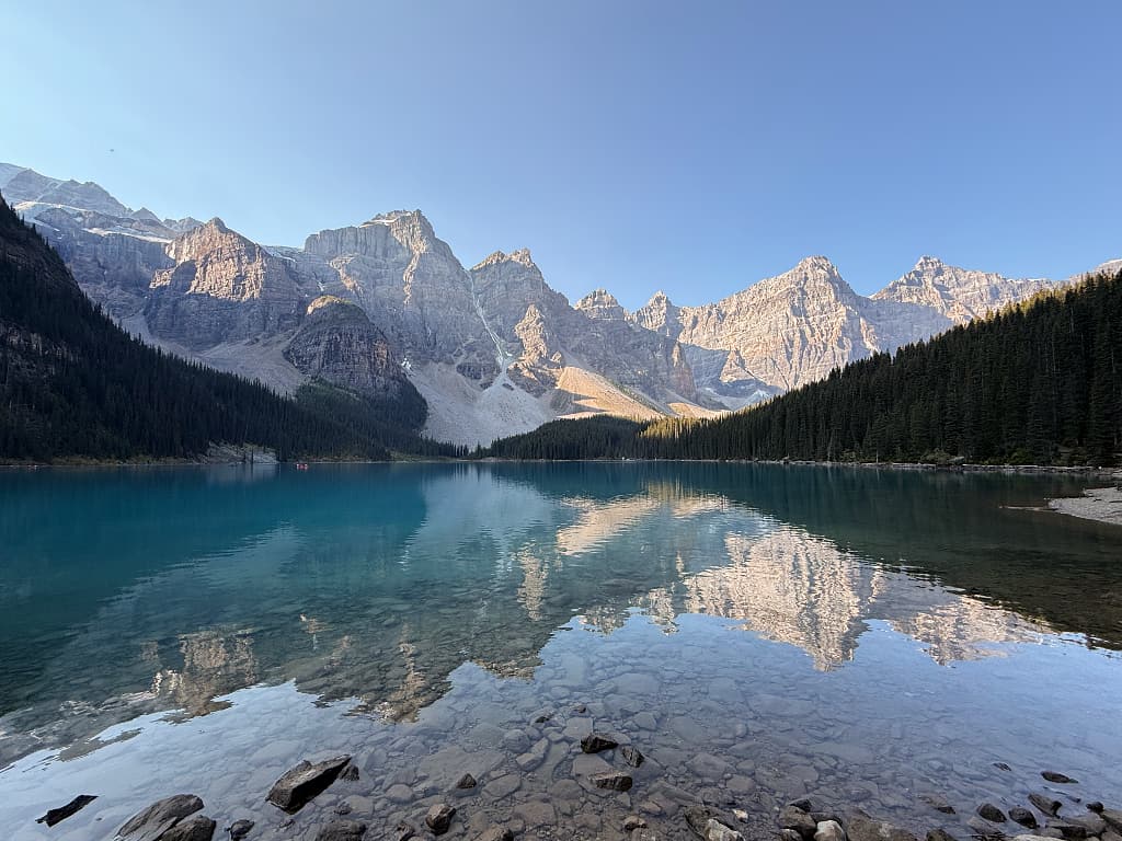 Udsigt over det blågrønne vand fra Moraine Lake Lakeshore Trail i Banff National Park