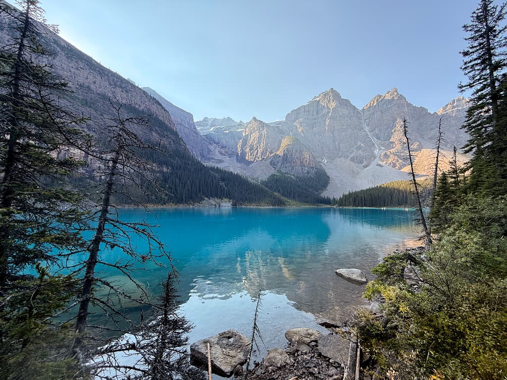 Bjergene i Valley of the Ten Peaks set fra stien langs Moraine Lake