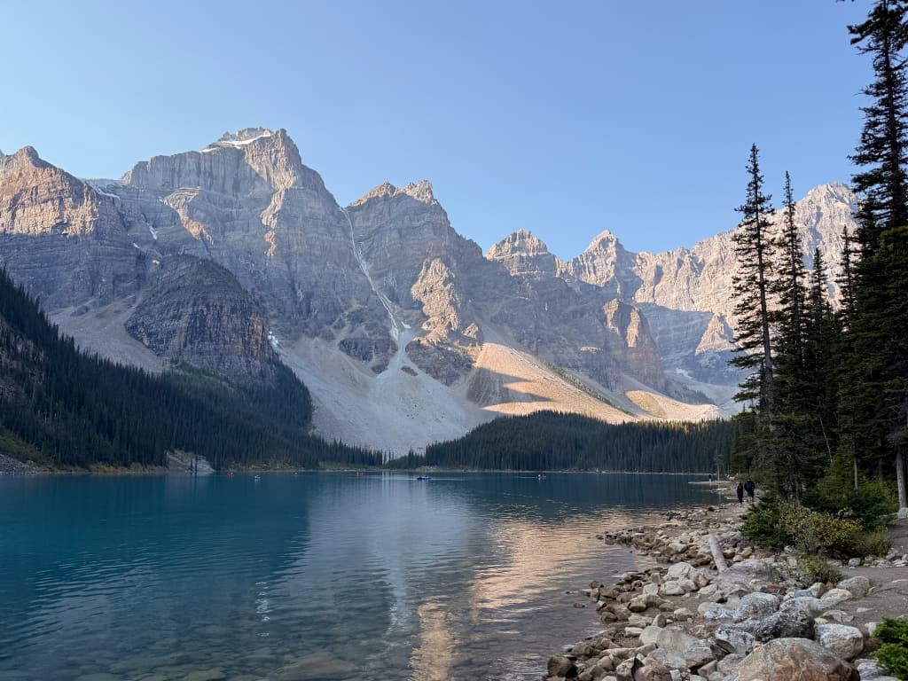 Moraine Lake Lakeshore Trail langs bredden af Moraine Lake i Banff National Park