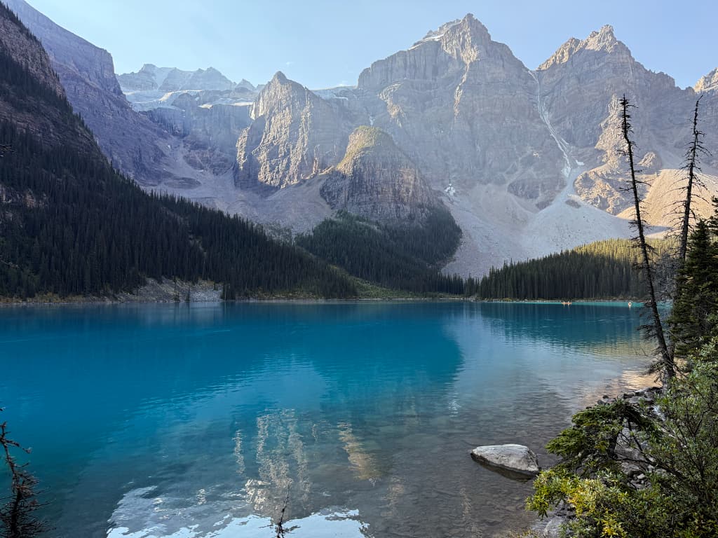 Blågrønne Moraine Lake og Canadian Rockies set fra stien langs søbredden