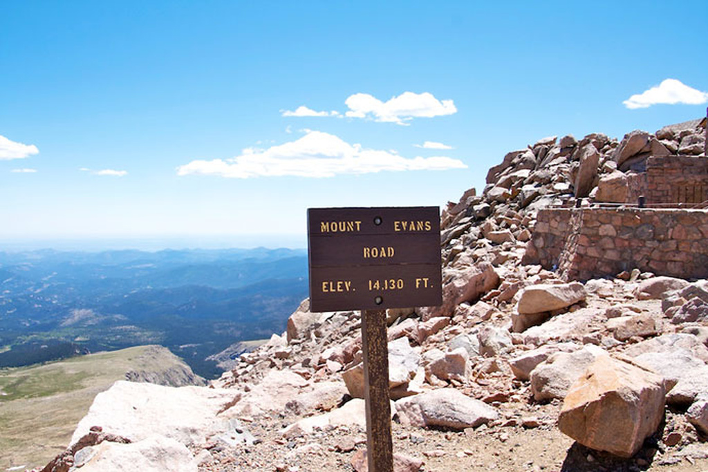 Skilt med vejens højde på 14.130 fod ved Mount Evans Skilt med vejens højde på 14.130 fod ved Mount Evans