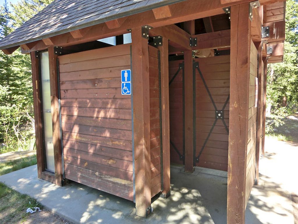 Åben indgang til toiletbygningen ved Echo Lake Åben indgang til toiletbygningen ved Echo Lake