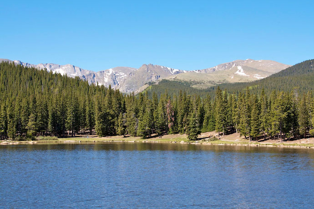 Echo Lake med nåleskov og bjerge i baggrunden Echo Lake med nåleskov og bjerge i baggrunden