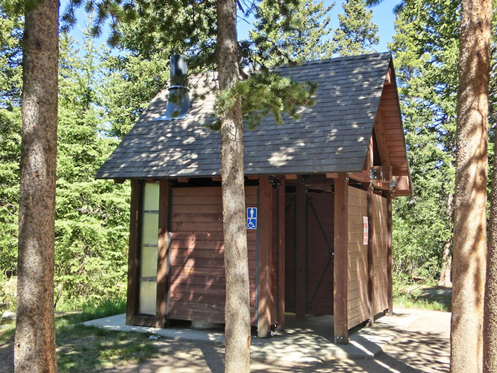 Toiletbygning mellem træerne ved Echo Lake Toiletbygning mellem træerne ved Echo Lake