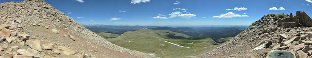 Panorama over bjerglandskabet fra området ved toppen Panorama over bjerglandskabet fra området ved toppen