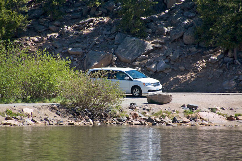 Hvid lejebil parkeret ved Echo Lake Hvid lejebil parkeret ved Echo Lake