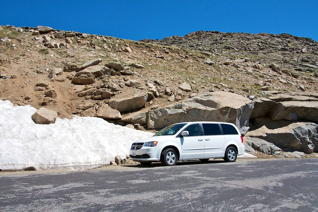 Lejebil parkeret ved en snedrive på Mount Evans i juni 2012 Lejebil parkeret ved en snedrive på Mount Evans i juni 2012