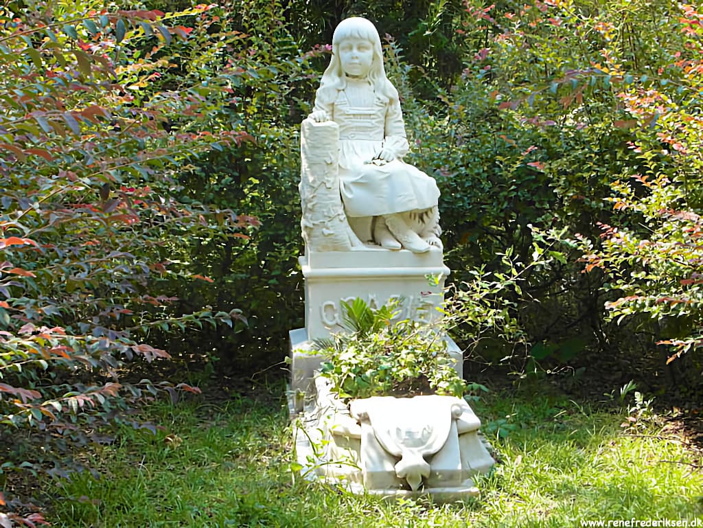 Detaljeret gravskulptur under restaurering på Bonaventure Cemetery