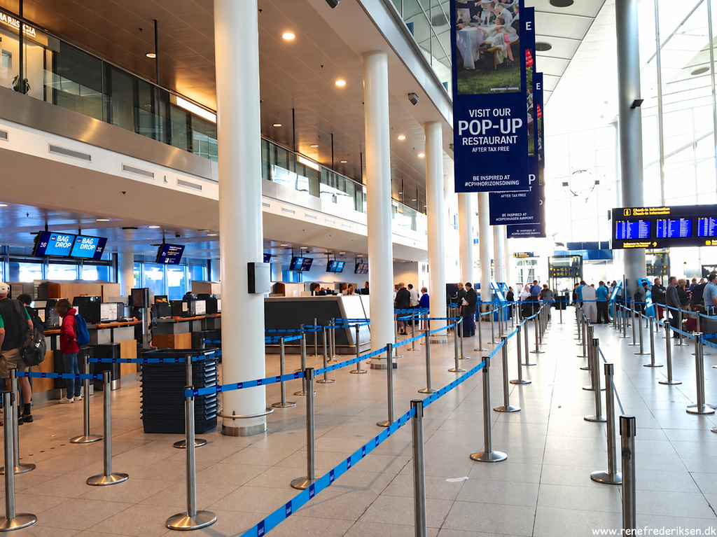 Check-in i Københavns Lufthavn før flyrejsen til Atlanta Selvbetjent check-in til Lufthansa-rejsen fra København til Atlanta via Frankfurt