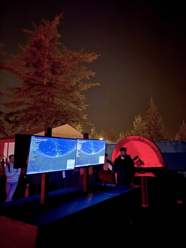 Dark Sky i Jasper med planetarium og teleskoper
