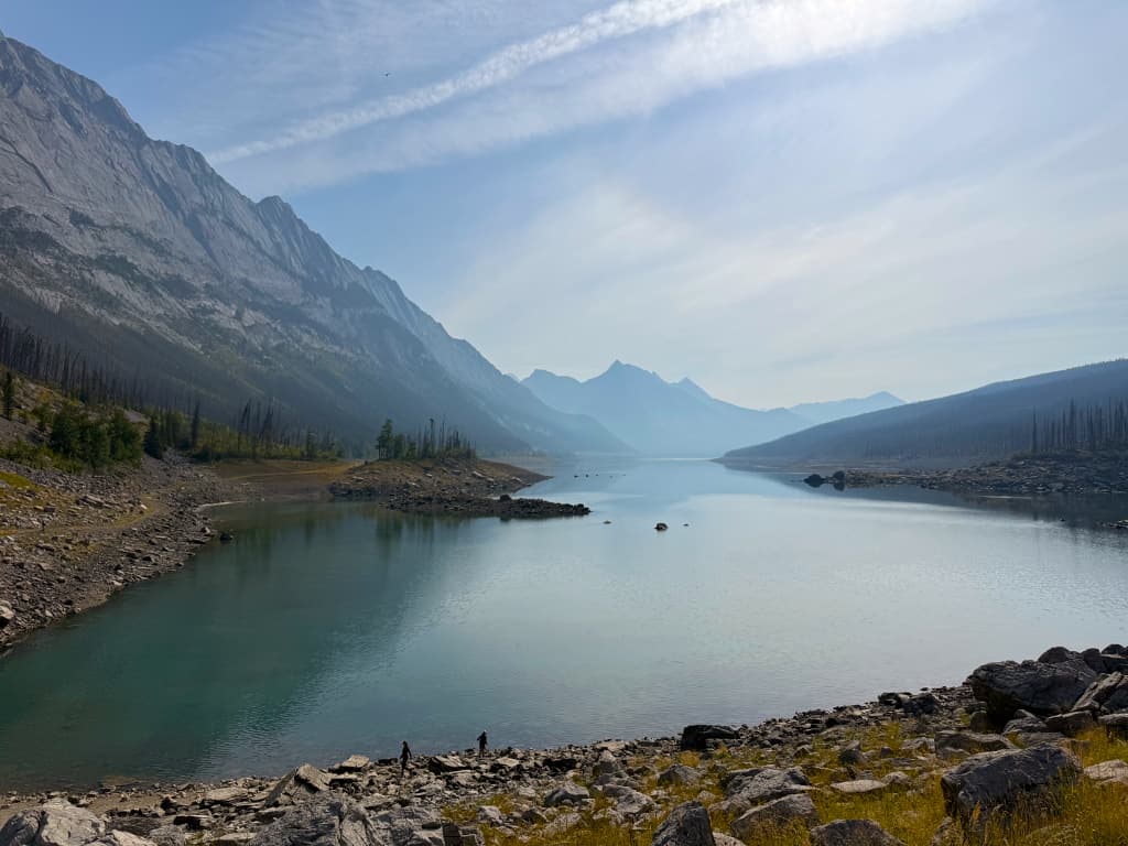 Medicine Lake omgivet af bjerglandskabet langs Maligne Lake Road i Jasper National Park