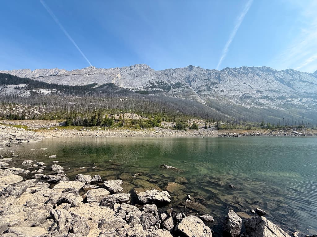 Medicine Lake med bjergene i Maligne Valley i Jasper National Park