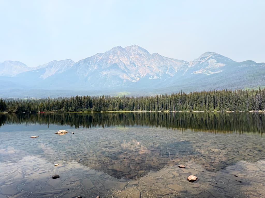 Patricia Lake omgivet af bjergene tæt på Jasper i Jasper National Park