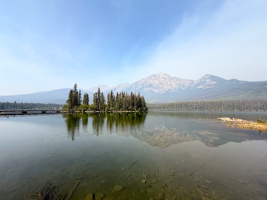 Pyramid Lake ved foden af Pyramid Mountain tæt på Jasper i Alberta
