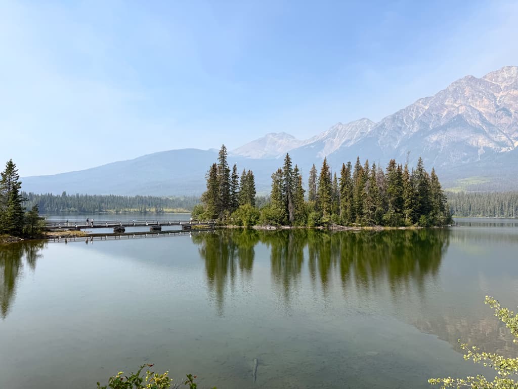 Pyramid Island i Pyramid Lake med bjerglandskabet omkring Jasper i baggrunden